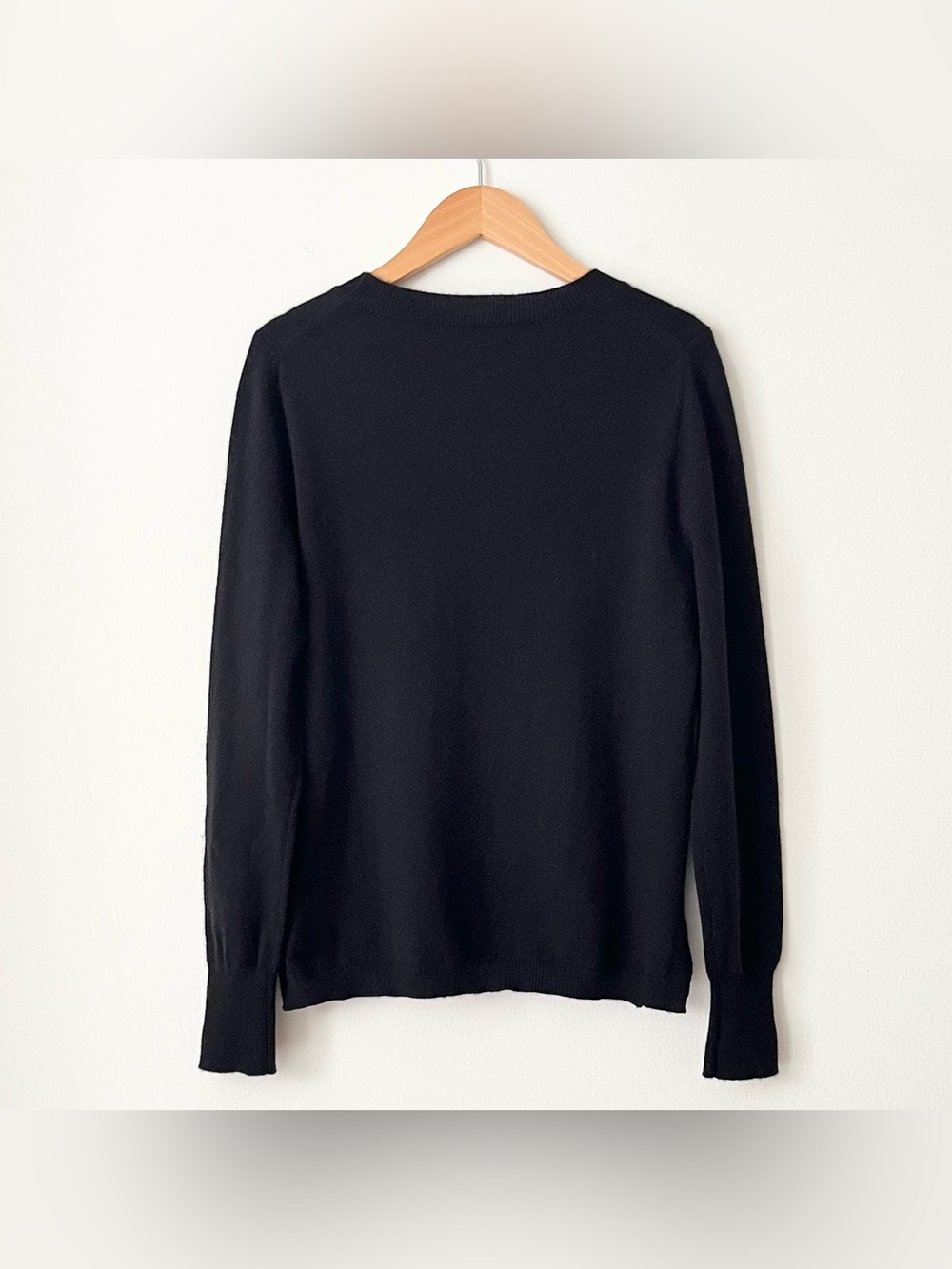 J.Crew Women's 100% Cashmere Crewneck Sweater Black Size M Classic Minimalist - Picture 2 of 6
